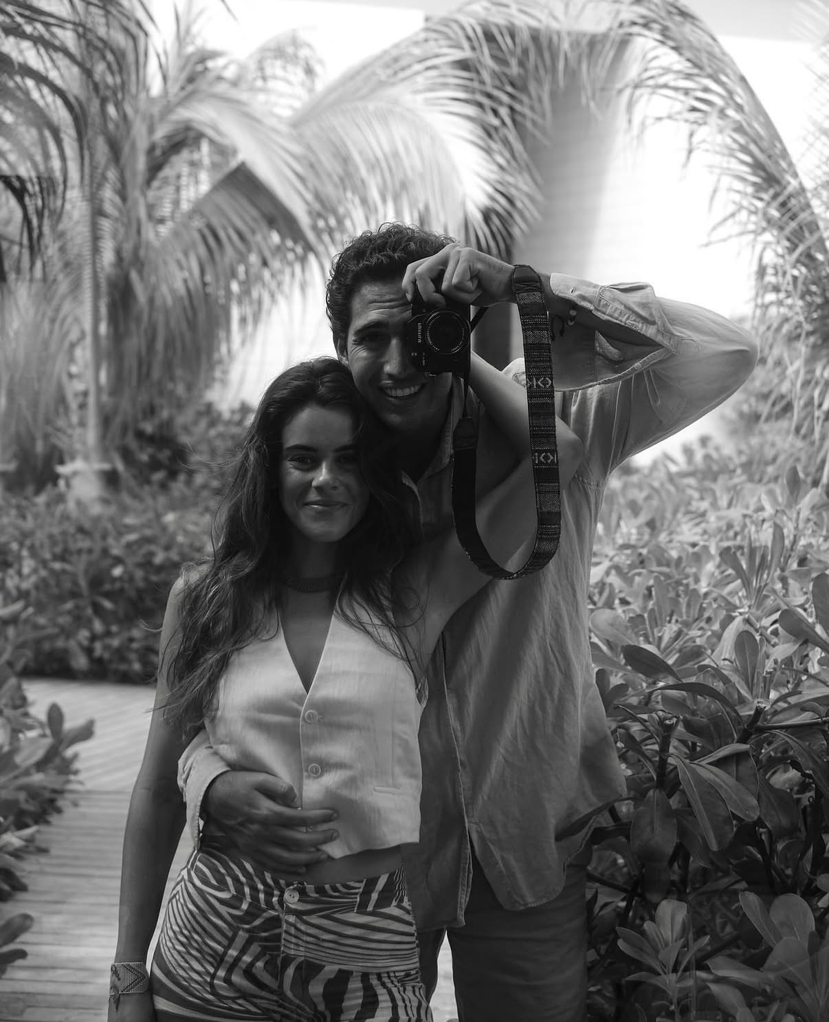 Marta y Pablo, foto en blanco y negro entre palmeras